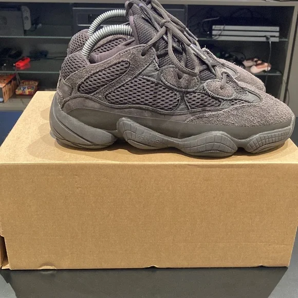 Yeezy 500 - Picture 3 of 4